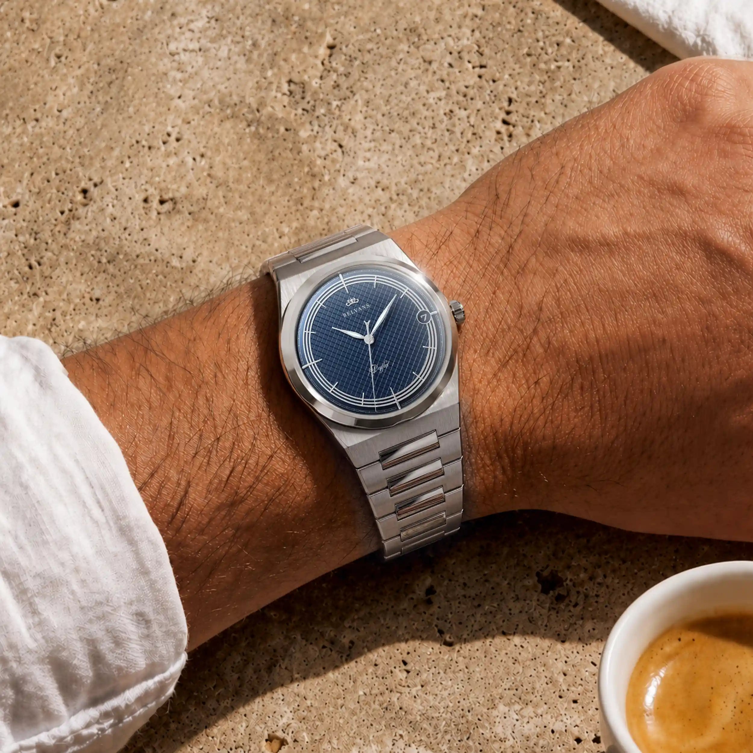Montre automatique Belvans Daylee à cadran bleu et bracelet acier portée au poignet