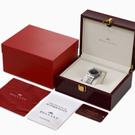 Montre Belvans Daylee au cadran noir dans son coffret en bois avec boîte rouge, certificat d’authenticité, carte NFC et chiffon
