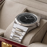 Gros plan de la montre Belvans Daylee au cadran noir dans son coffret en bois