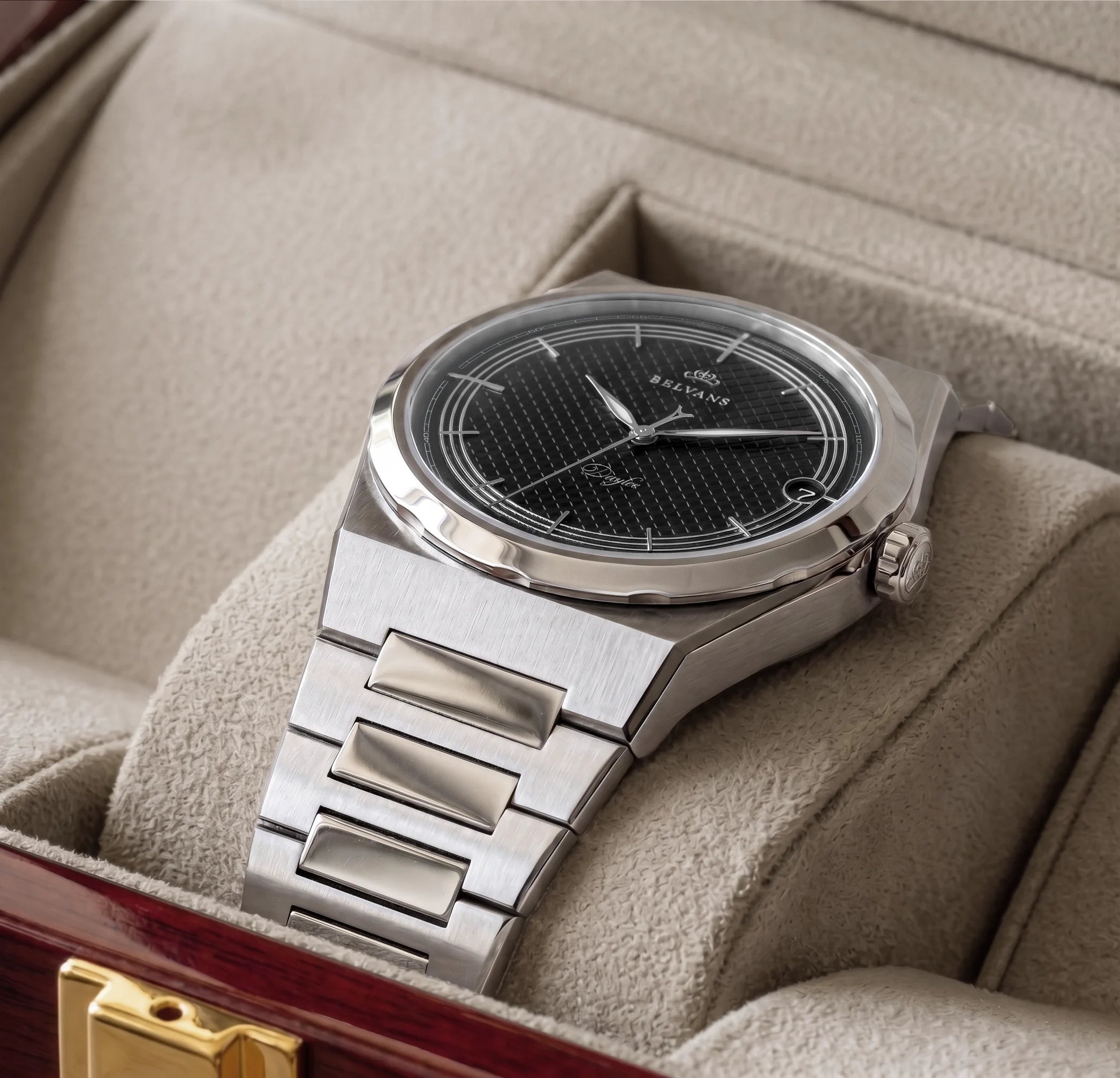 Gros plan de la montre Belvans Daylee au cadran noir dans son coffret en bois