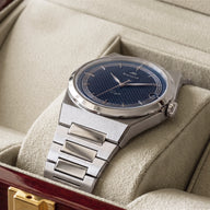 Gros plan de la montre Belvans Daylee au cadran bleu dans son coffret en bois