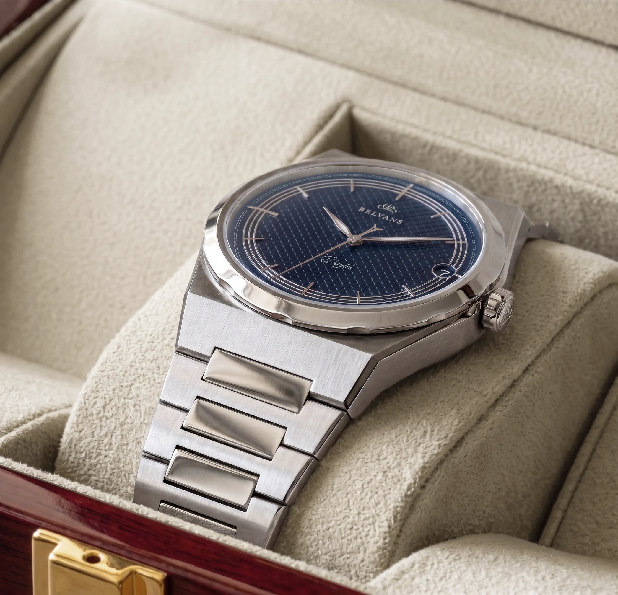 Gros plan de la montre Belvans Daylee au cadran bleu dans son coffret en bois