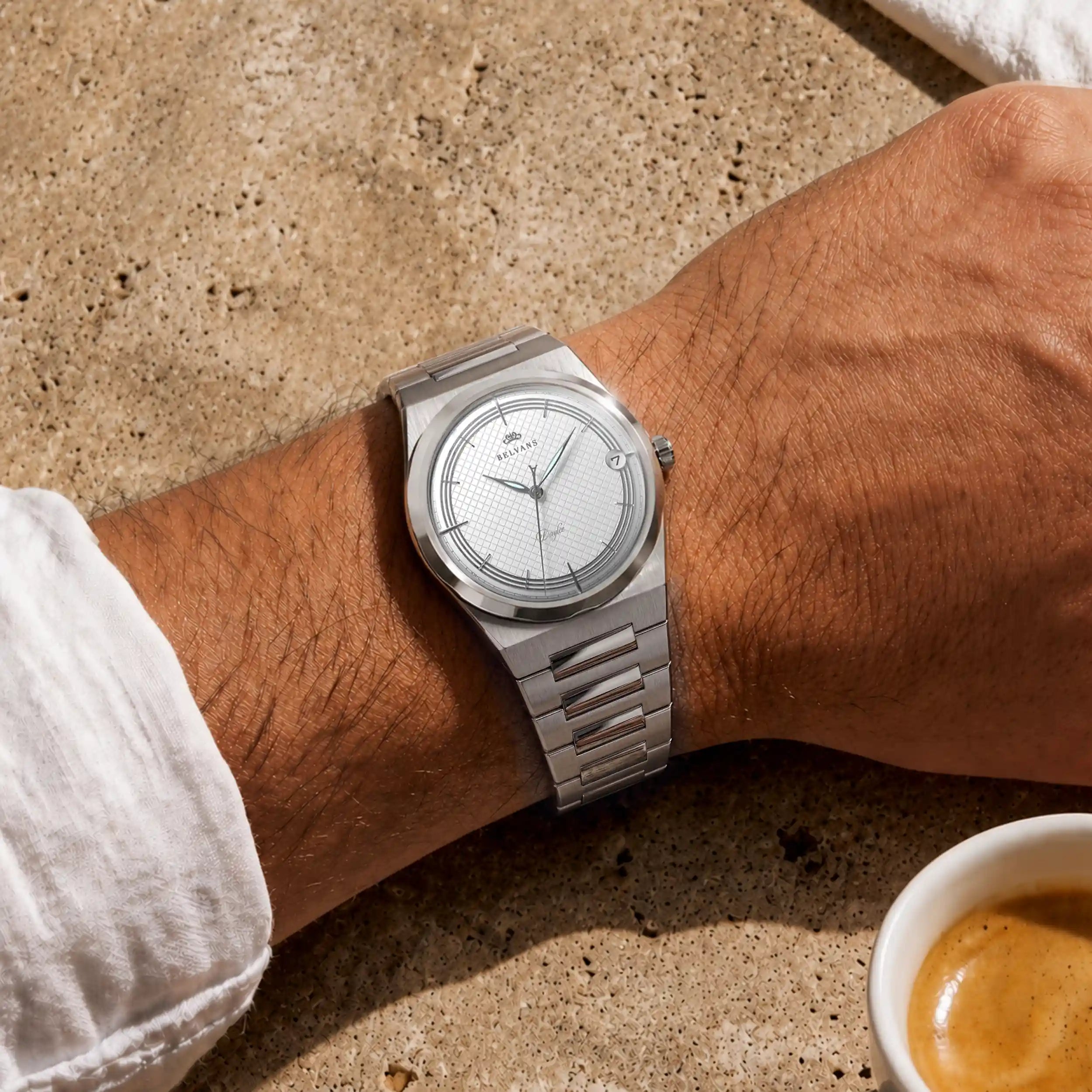 Montre automatique Belvans Daylee à cadran blanc et bracelet acier portée au poignet