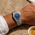Montre automatique Belvans Daylee à cadran bleu et bracelet acier portée au poignet