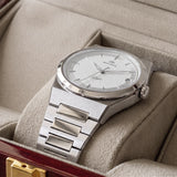 Gros plan de la montre Belvans Daylee au cadran blanc dans son coffret en bois