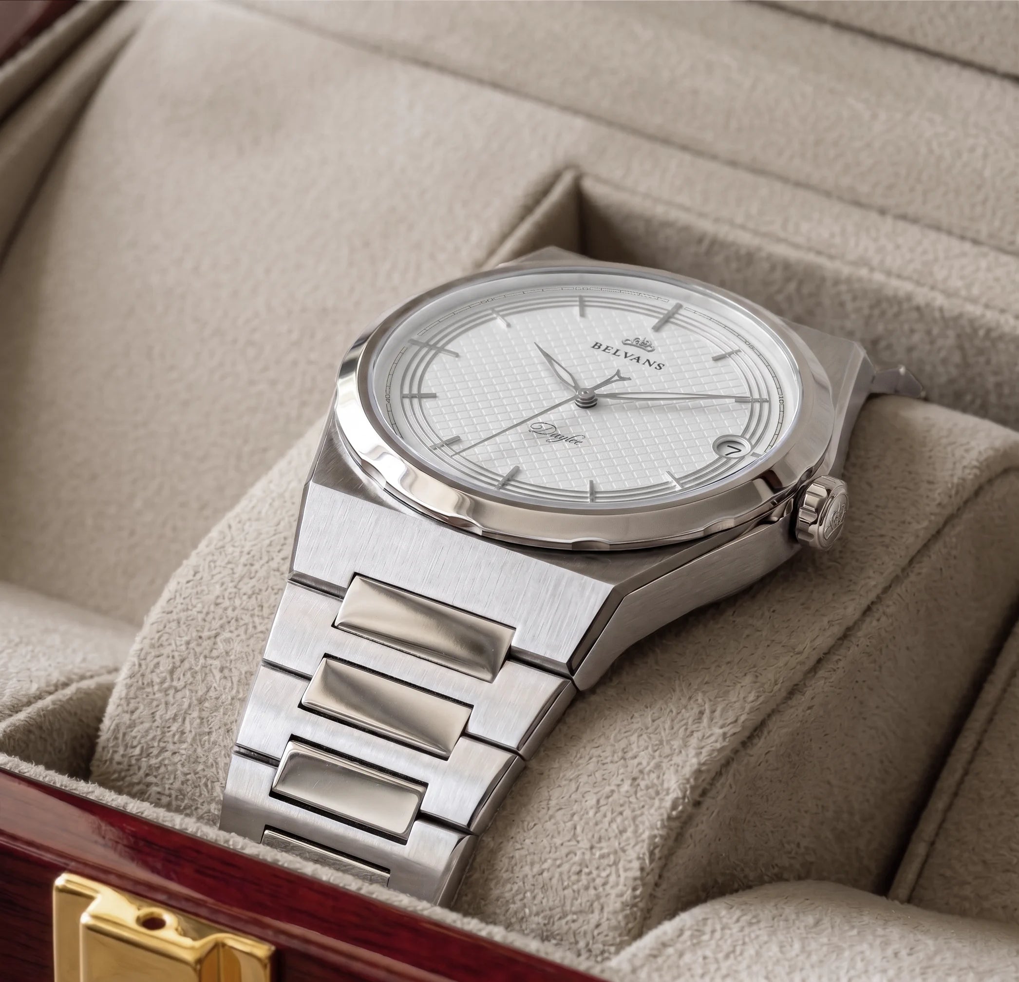 Gros plan de la montre Belvans Daylee au cadran blanc dans son coffret en bois