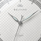 Gros plan du logo et des aiguilles sur le cadran blanc guilloché de la Belvans Daylee.