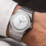 Montre automatique Belvans Daylee cadran blanc portée au poignet avec bracelet acier intégré.