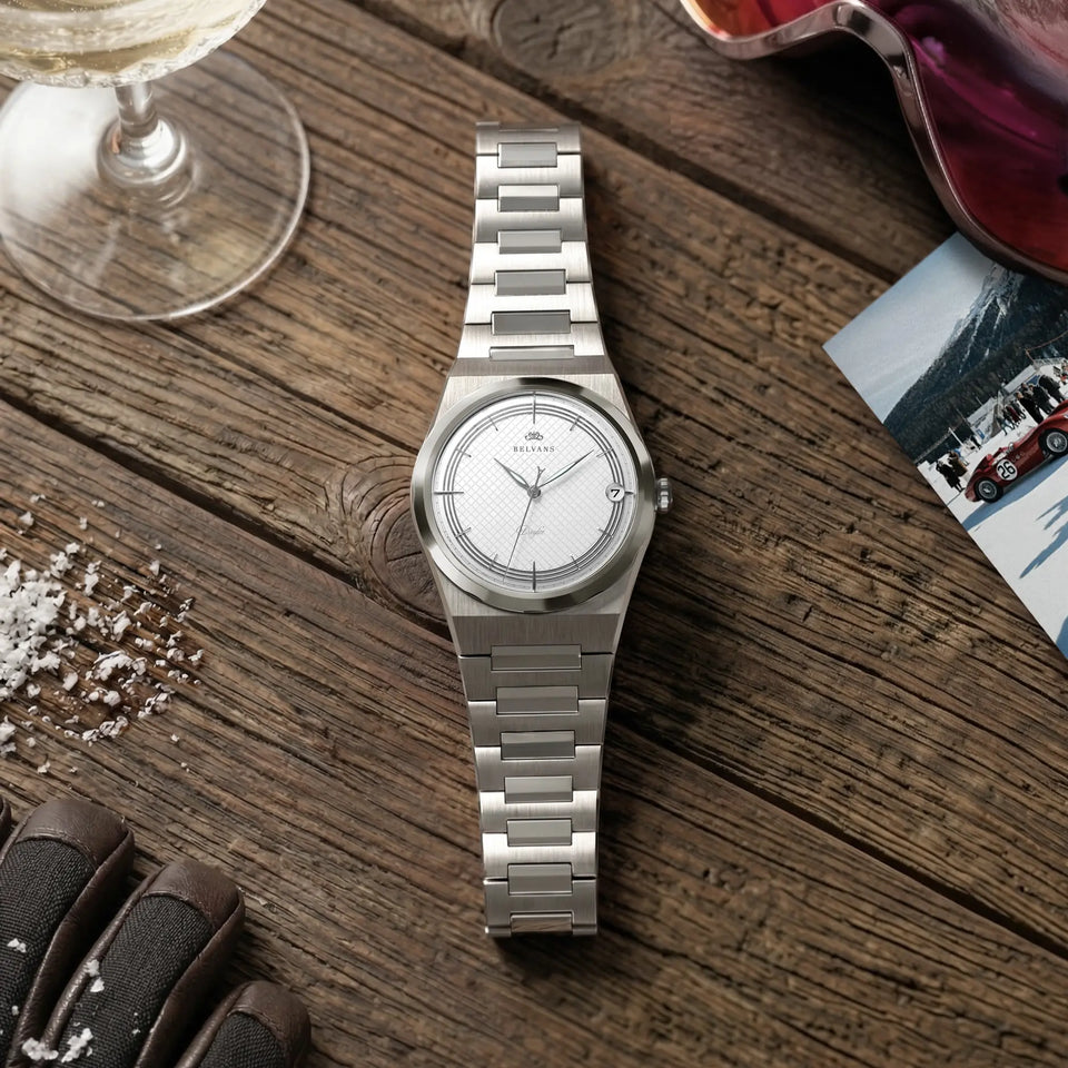 Montre automatique Belvans Daylee cadran blanc posée sur une table en bois dans une scène de voyage.