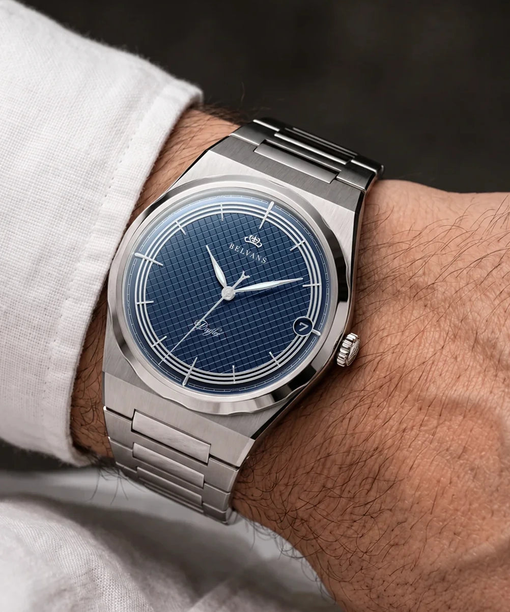Montre automatique Belvans Daylee cadran bleu portée au poignet avec bracelet acier intégré.