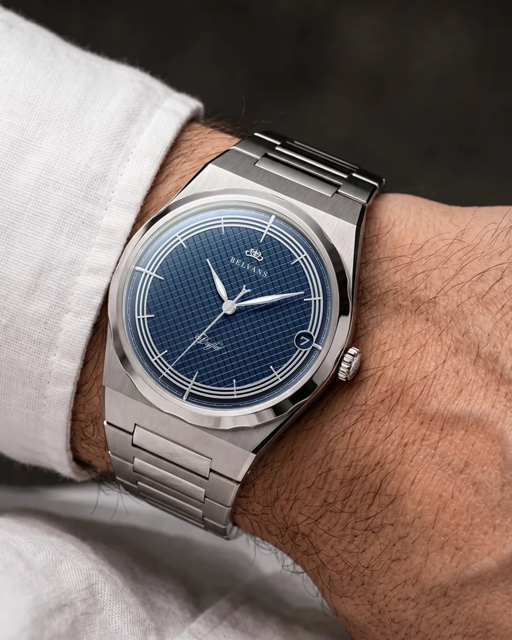 Montre automatique Belvans Daylee cadran bleu portée au poignet avec bracelet acier intégré.