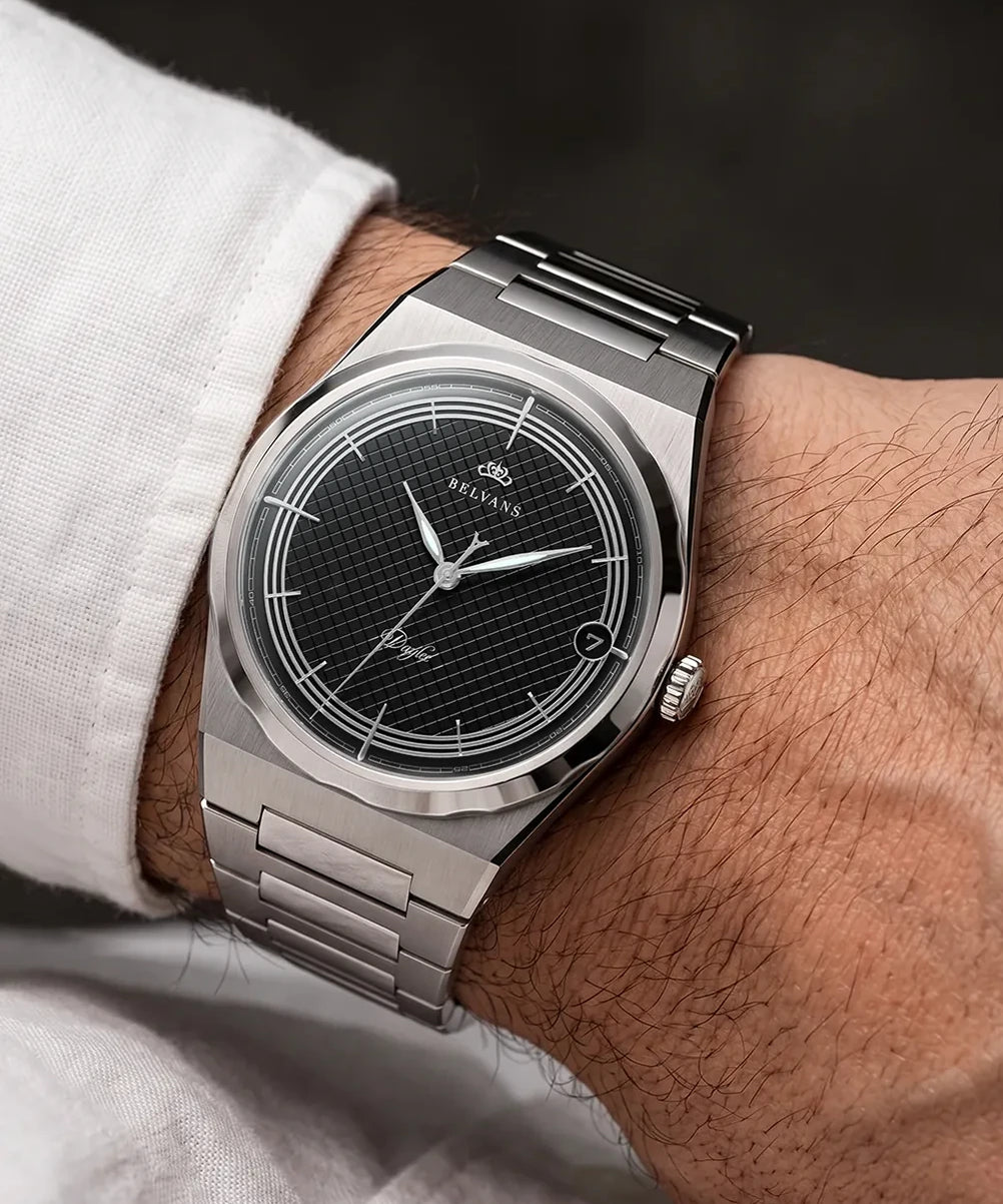 Montre automatique Belvans Daylee cadran noir portée au poignet avec bracelet acier intégré.