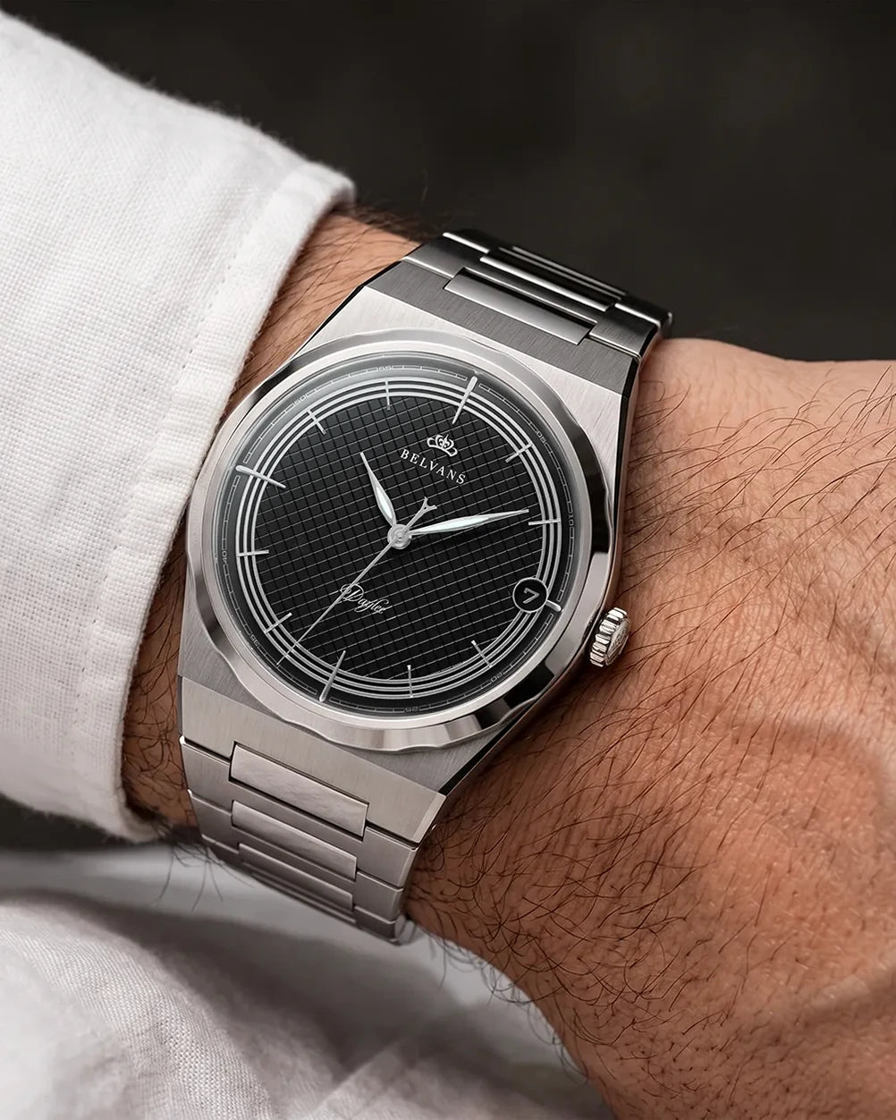 Montre automatique Belvans Daylee cadran noir portée au poignet avec bracelet acier intégré.