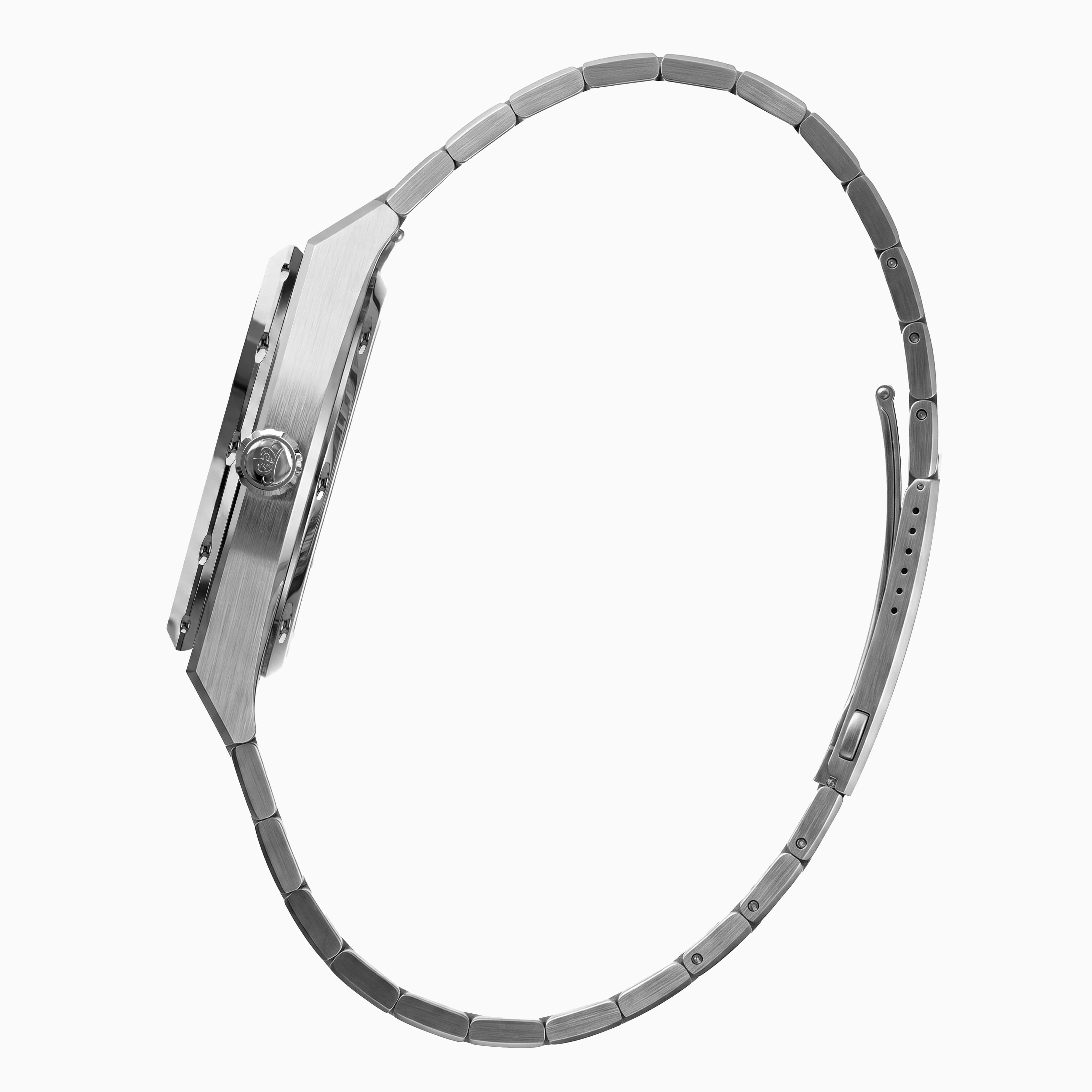 Vue de profil de la montre automatique Belvans Daylee avec bracelet acier intégré ouvert.