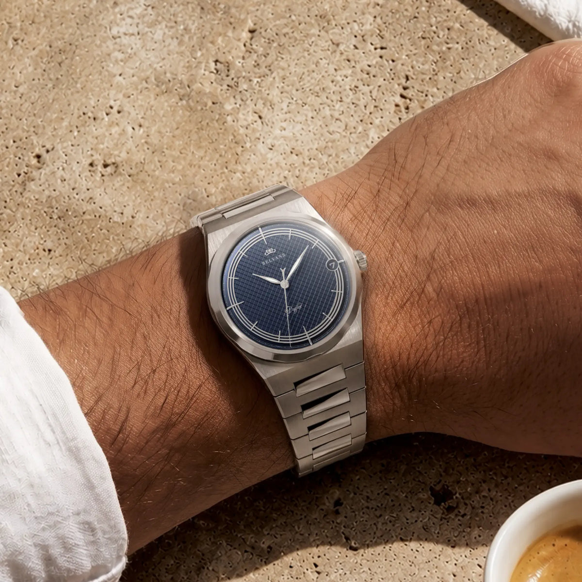 Montre Belvans Daylee à cadran bleu portée au poignet