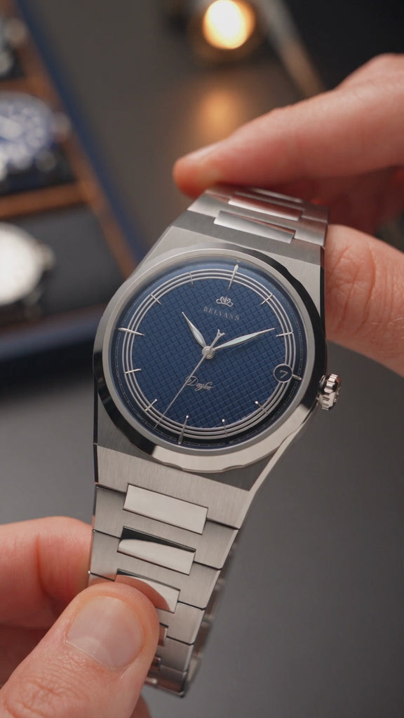Gros plan vertical de la montre automatique Belvans Daylee au cadran bleu tenue en main