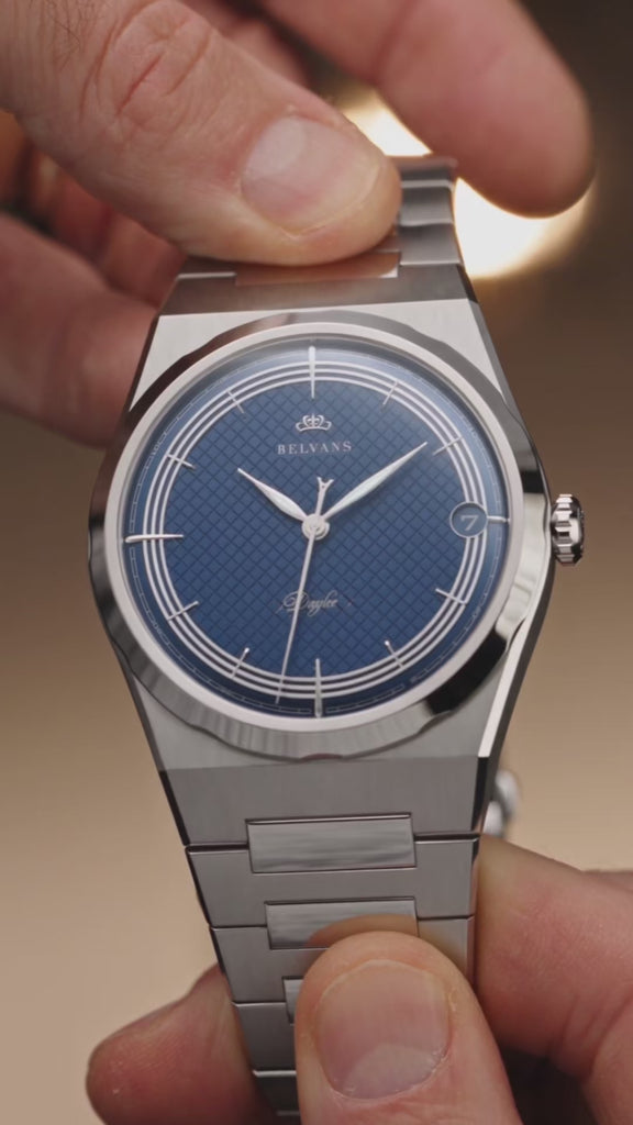 Gros plan macro du cadran bleu guilloché de la montre Belvans Daylee, puis vue portée au poignet