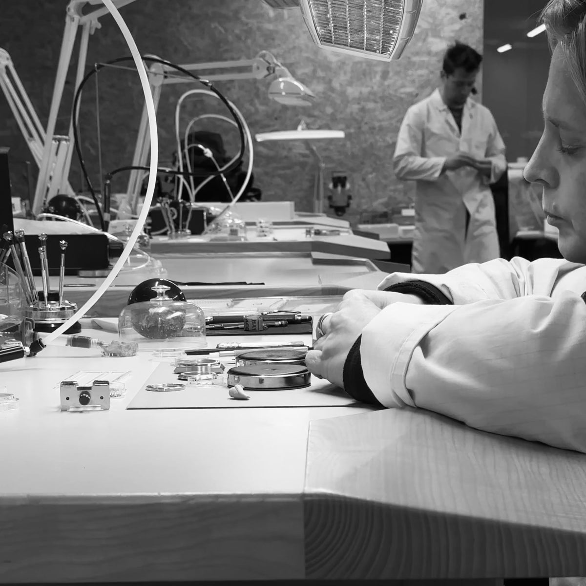 Horlogers Belvans assemblant une montre automatique dans un atelier horloger.
