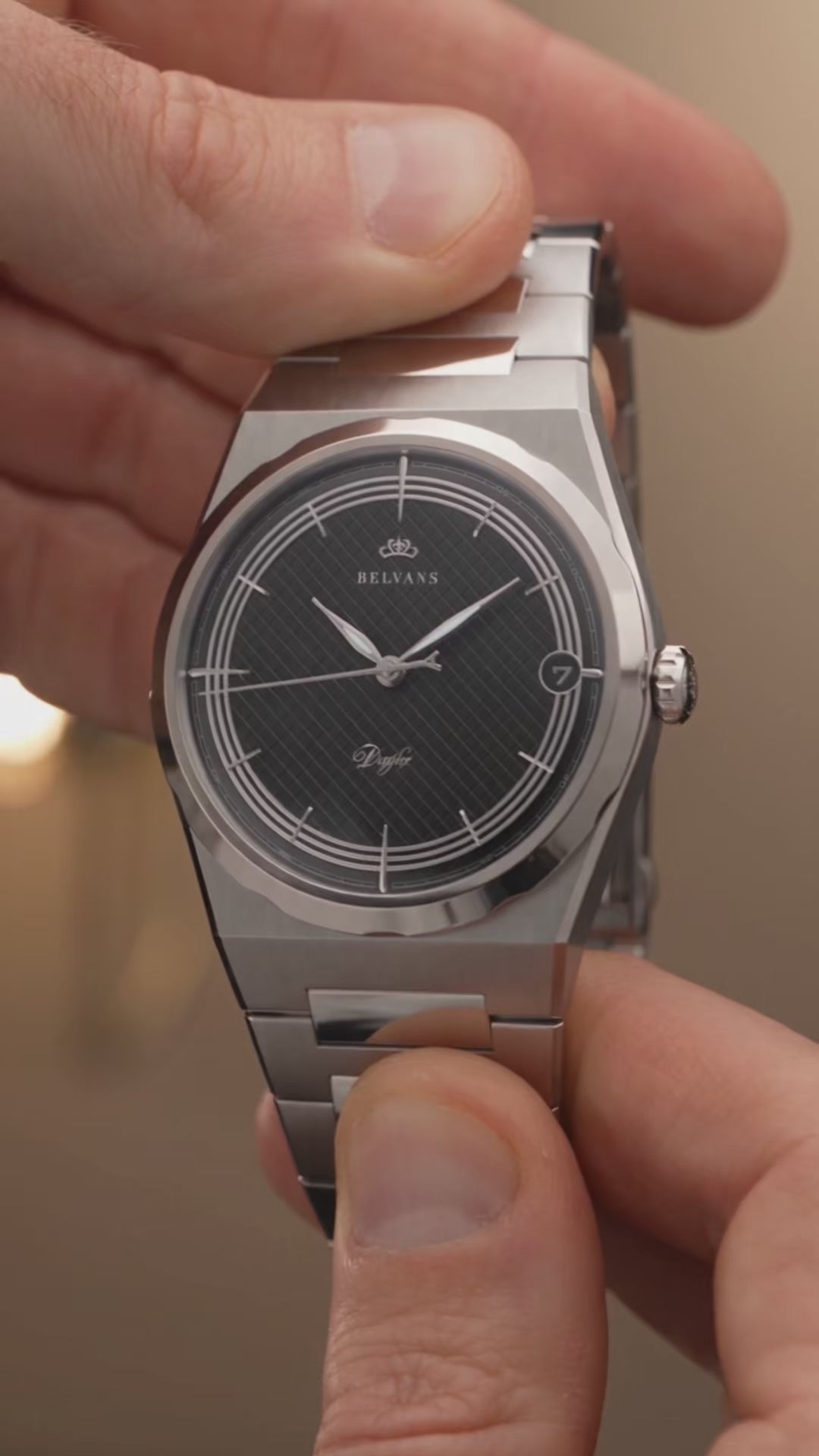Présentation en gros plan de la montre Belvans Daylee au cadran noir et de son boîtier en acier, puis portée au poignet